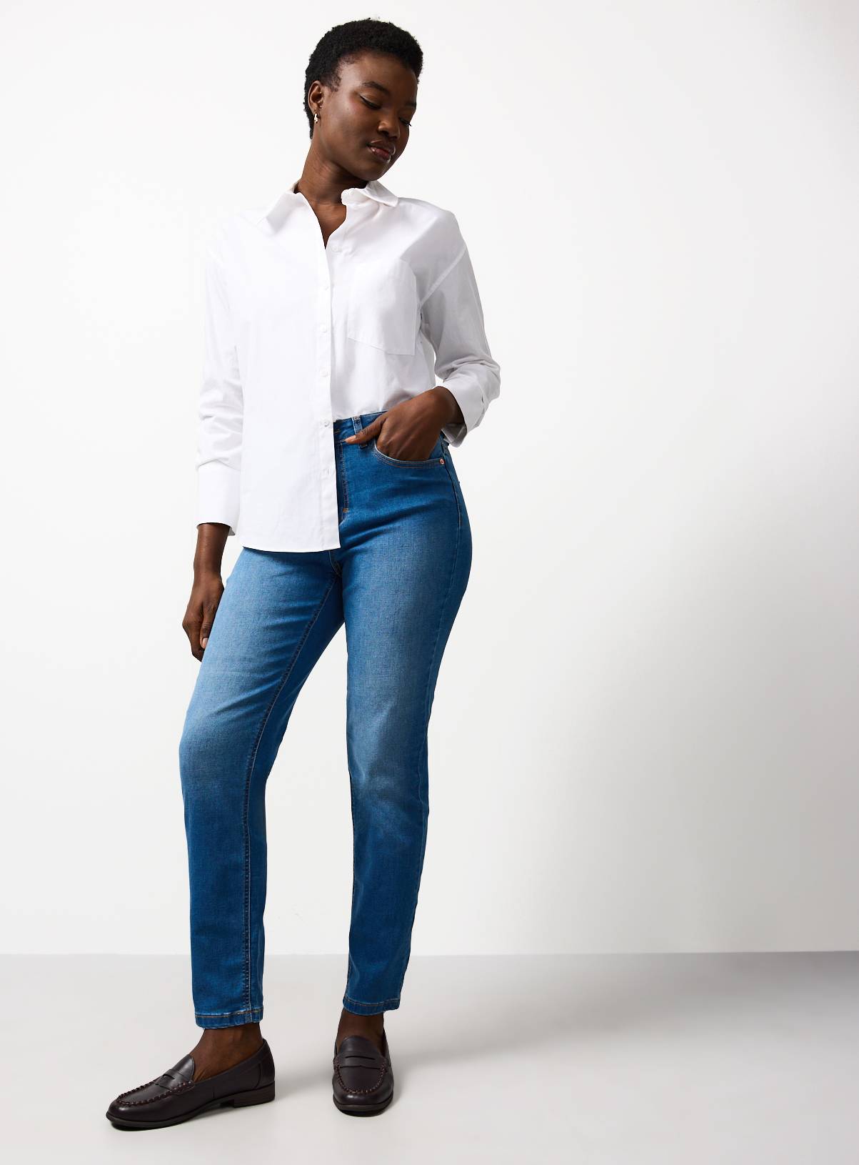 Mid Wash Straight Leg Denim Jeans 8L - Image 1